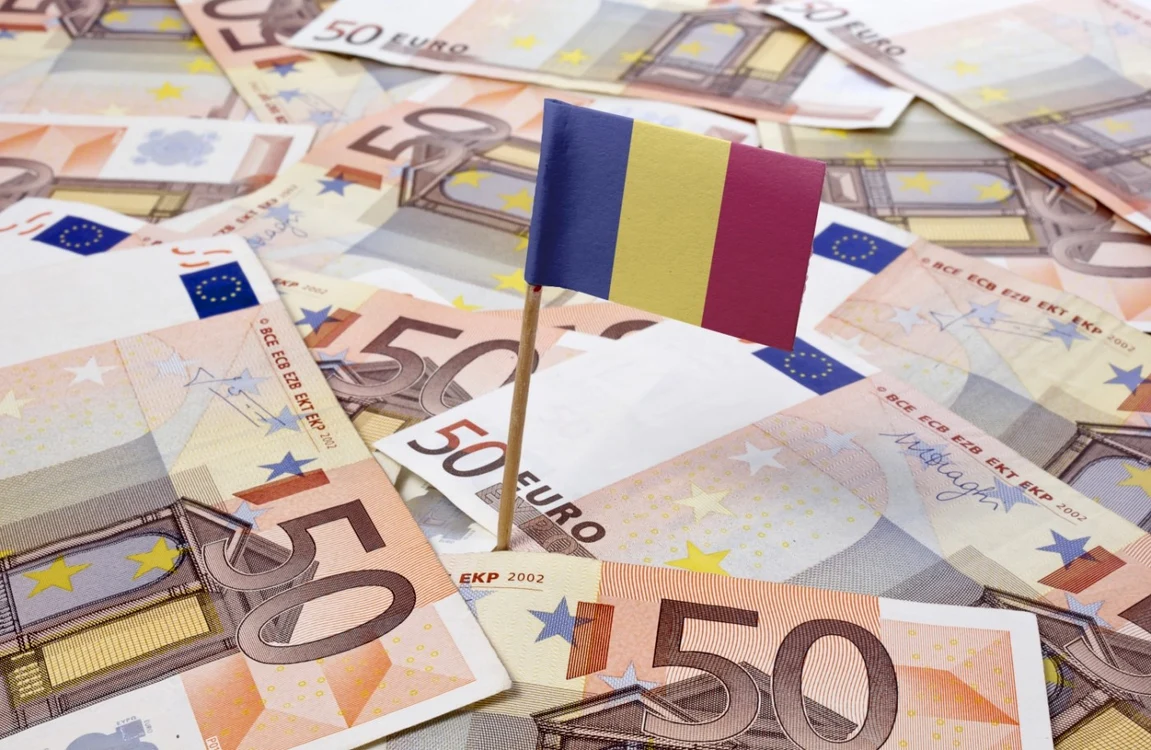 Steluțele galbene de pe steagul UE pe o suprafață crapată și scorojită