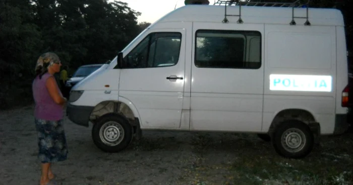 Poliţiştii au făcut cercetări la faţa locului (foto arhivă)