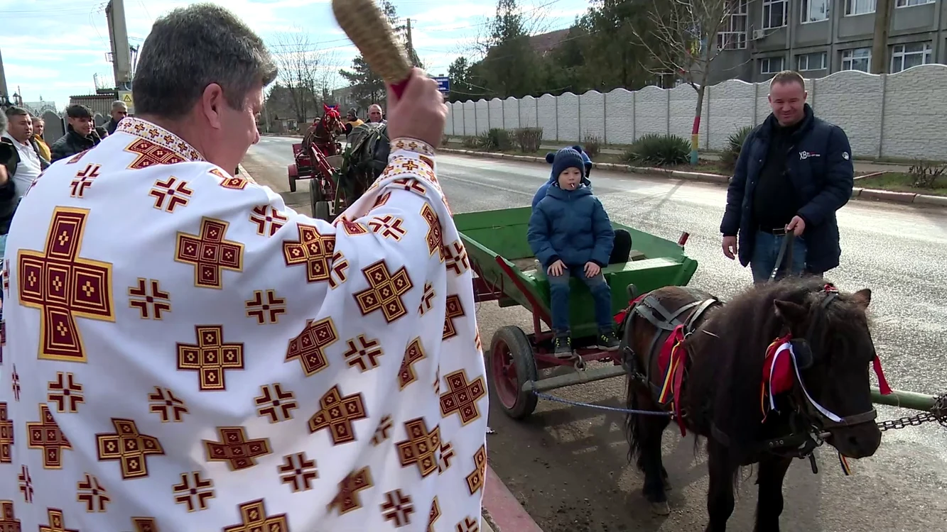 La Bobotează au apărut și câțiva ponei FOTO Iulian Bunilă