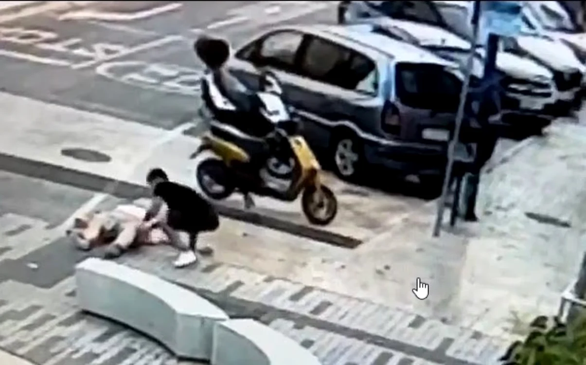 Turistul britanic a fost pus la pământ cu un pumn. FOTO: captură video/social media