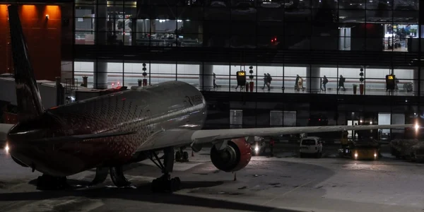 Un avion de tip Boeing 777 aparţinând companiei ruse Rossiya a fost nevoit să aterizeze de urgenţă vineri la Moscova FOTO EPA-EFE