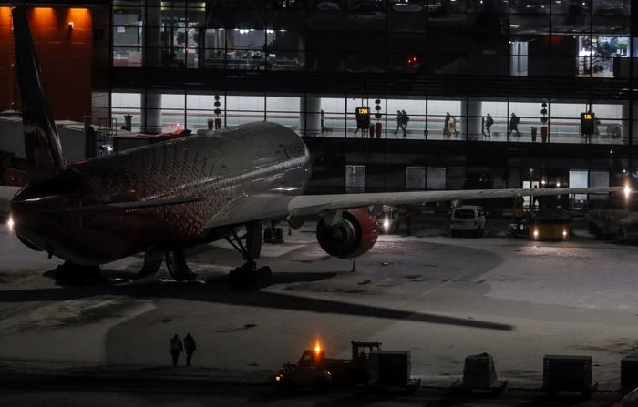 Un avion de tip Boeing 777 aparţinând companiei ruse Rossiya a fost nevoit să aterizeze de urgenţă vineri la Moscova FOTO EPA-EFE