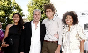 Ron, alături de fosta soție și cei doi copii jpeg