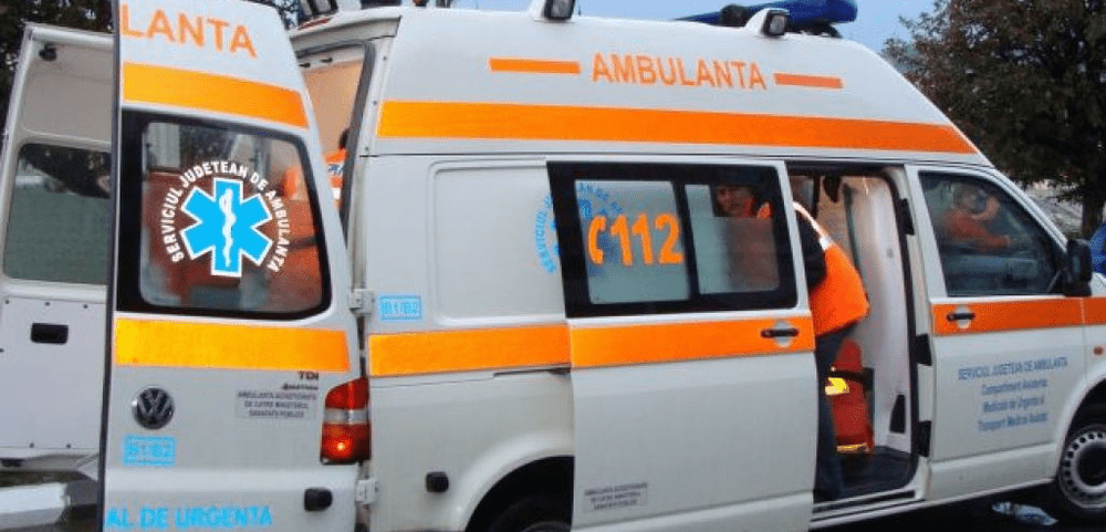 O tânără de 25 de ani a murit după ce s-a răsturnat cu mașina: a fost aruncată în exterior și prinsă sub cupola autoturismului