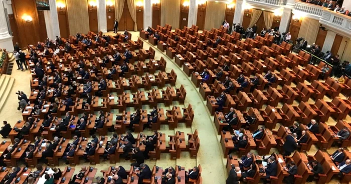 Sala goala la investirea lui Iohannis