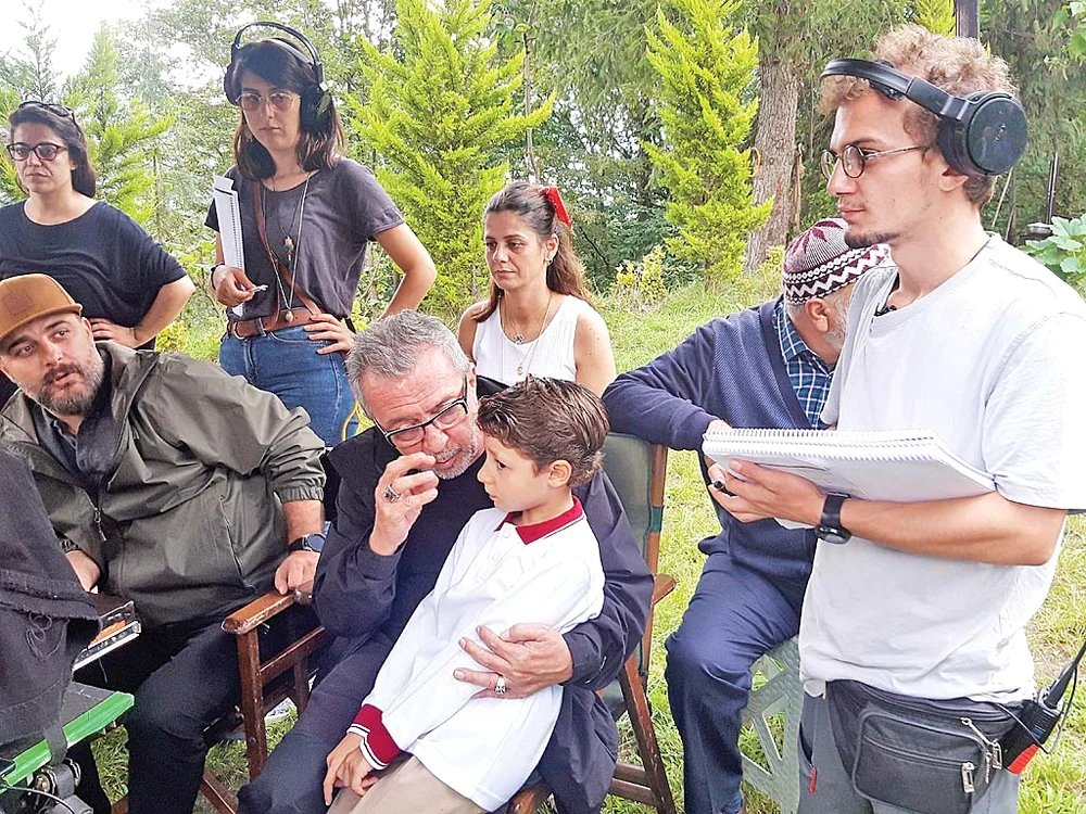 Producătorul Osman Sinav alături de  micuţul Demir Birinci (Yigit) 