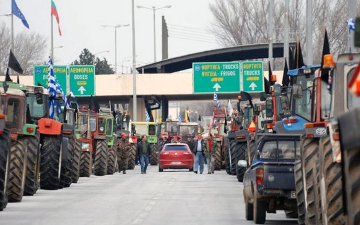 
    Fermierii din Grecia au blocat drumurile de la frontierele cu Bulgaria și Turcia  