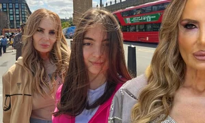 Daniela Gyorfi și fiica ei fac schimb de haine