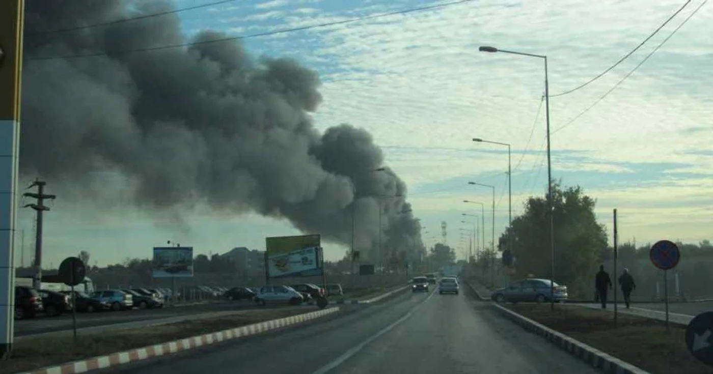 Incendiu devastator la cel mai mare depozit de materiale de construcţii din Alexandria
