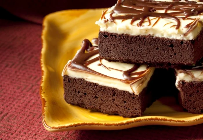 Pentru ca se apropie weekendul iti recomandam o delicioasa prajitura cu ciocolata albaclickpoftabuna.ro