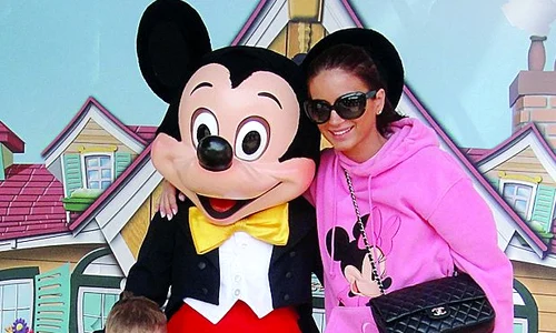Geanina şi Patrick s au  fotografiat cu Mickey  Mouse jpeg