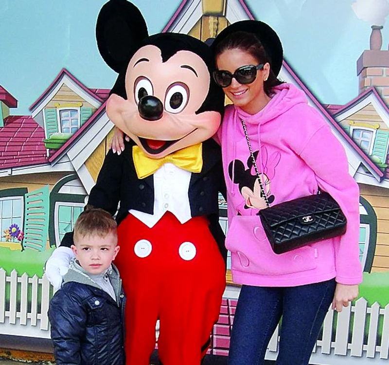 Geanina şi Patrick s-au  fotografiat cu Mickey  Mouse