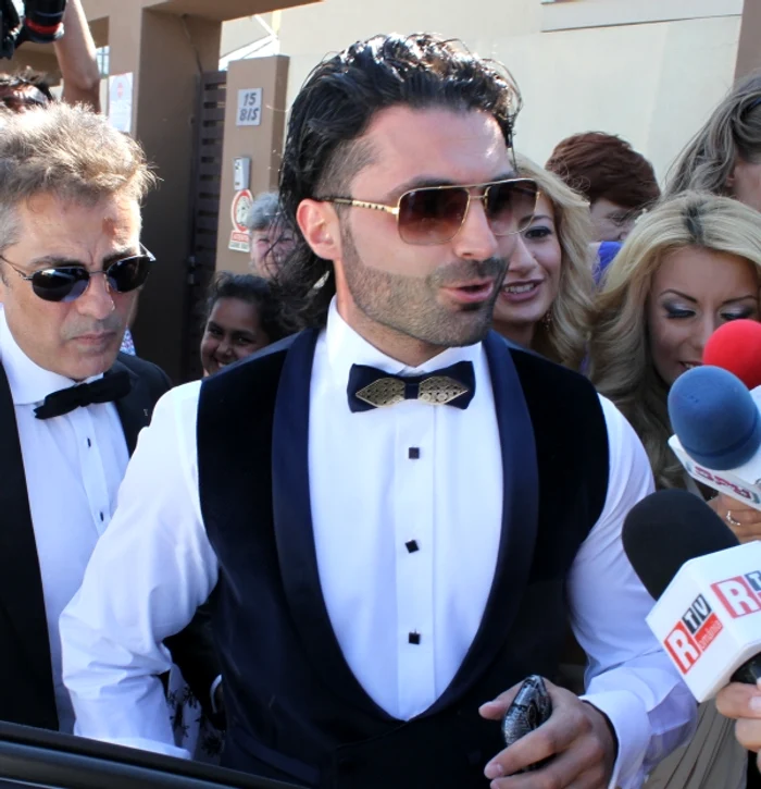 
    Pepe a ţinut să respecte tradiţia cu bani europeniFoto: Blitz  