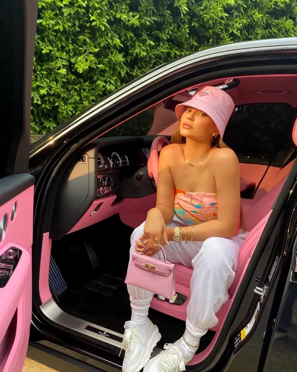 Are un Rolls Royce de 300.000 $, care are interiorul roz