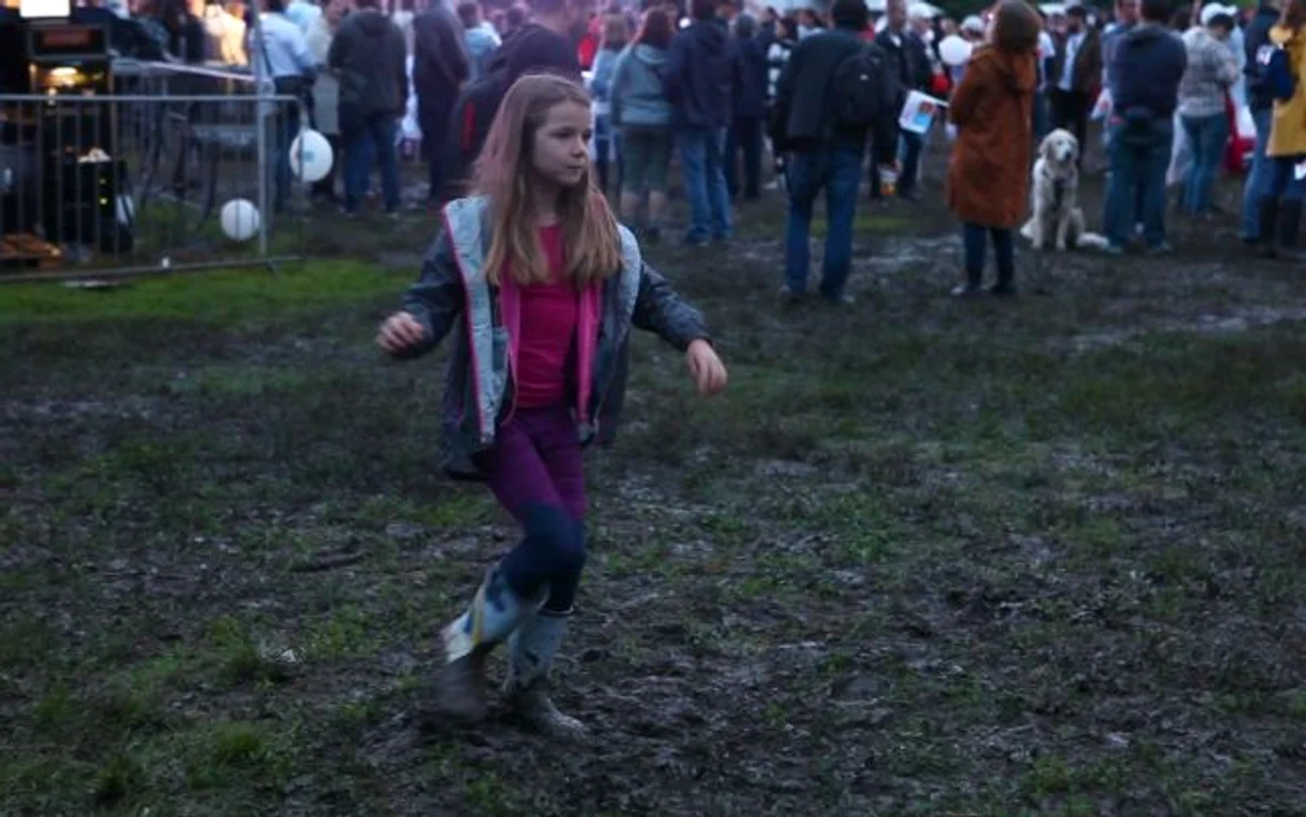 O fetiţă se joacă cu cizmele în noroi în timpul mitingului USR-PLUS. FOTO:Adevărul/Dorin Constanda