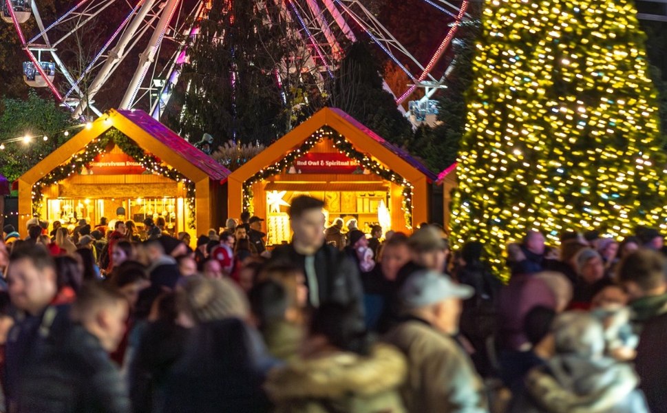  Direcția 5, Andia și Șuie Paparude în concert la West Side Christmas Market. 7 zile de spectacole pe scena Târgului de Crăciun, din Parcul Drumul Taberei, organizat de UNTOLD UNIVERSE