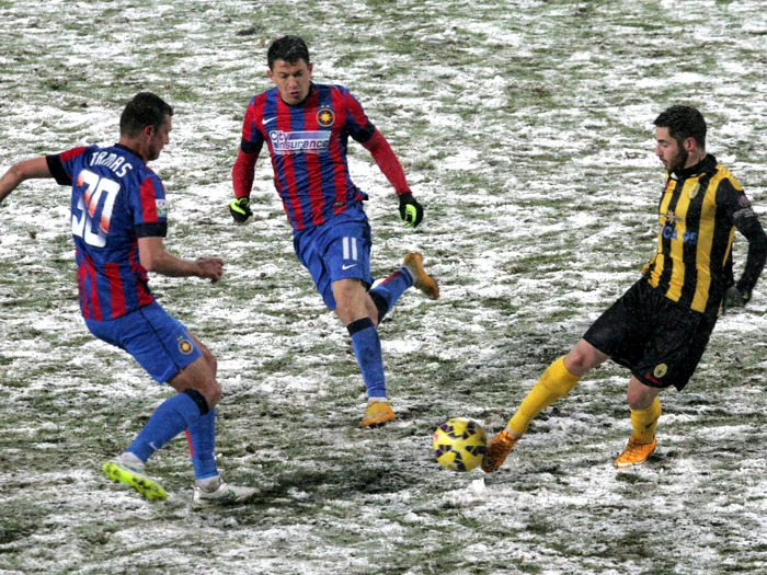 
    Vremea rea a avantajat mai mult trupa lui GâlcăFoto Click!  