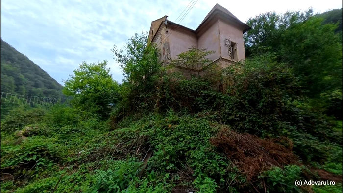 Conac ruinat în Poieni. Foto: Daniel Guță. ADEVĂRUL