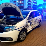 Copil și doi bărbați, răniți după ce o mașină s-a ciocnit cu o autospecială de poliție, în Arad