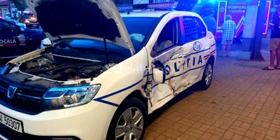 Copil și doi bărbați, răniți după ce o mașină s-a ciocnit cu o autospecială de poliție, în Arad