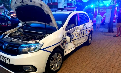Copil și doi bărbați, răniți după ce o mașină s-a ciocnit cu o autospecială de poliție, în Arad