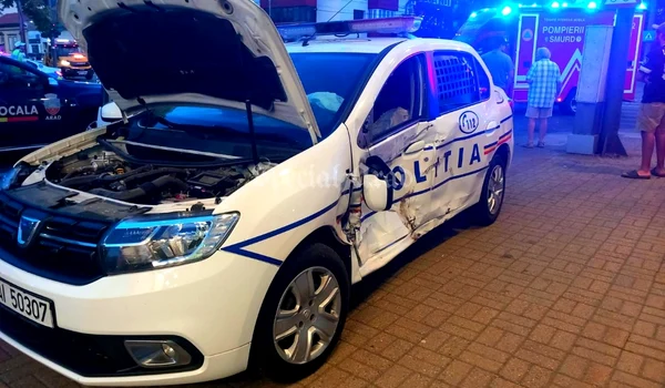 Copil și doi bărbați, răniți după ce o mașină s-a ciocnit cu o autospecială de poliție, în Arad