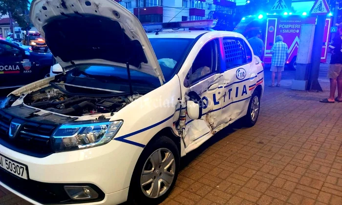 Copil și doi bărbați, răniți după ce o mașină s-a ciocnit cu o autospecială de poliție, în Arad