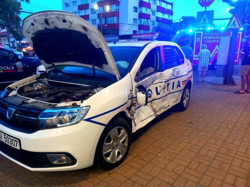 Un copil și doi bărbați, răniți după ce o mașină s-a ciocnit cu o autospecială de poliție, în Arad