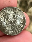 O monedă cu chipul regelui Æthelred al II-lea cel Șovăielnic, rege al Angliei între 978-1013 și 1014-1016 (© May-Tove Smiseth / Innlandet County Authority)
