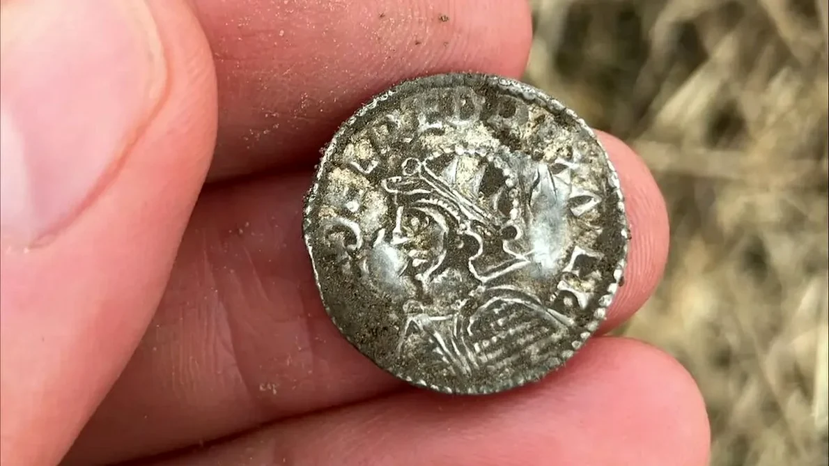 O monedă cu chipul regelui Æthelred al II-lea cel Șovăielnic, rege al Angliei între 978-1013 și 1014-1016 (© May-Tove Smiseth / Innlandet County Authority)