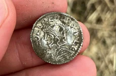 O monedă cu chipul regelui Æthelred al II-lea cel Șovăielnic, rege al Angliei între 978-1013 și 1014-1016 (© May-Tove Smiseth / Innlandet County Authority)