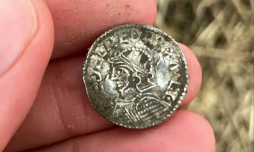 O monedă cu chipul regelui Æthelred al II-lea cel Șovăielnic, rege al Angliei între 978-1013 și 1014-1016 (© May-Tove Smiseth / Innlandet County Authority)
