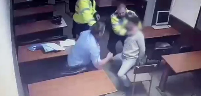 
    Trei dintre polițiștii acuzați acum mai sunt cercetați pentur un abuz petrecut în urmă cu trei ani când au lovit un bărbat încătușatFoto: adevărul.ro  