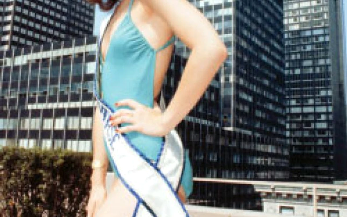 Karen Baldwin pozează în faţa unor zgârie-nori, după prima conferinţă de presă ca Miss Universe