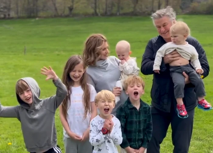 Hilaria și Alec Baldwin sunt căsătoriţi de 10 ani și au împreună 7 copii.