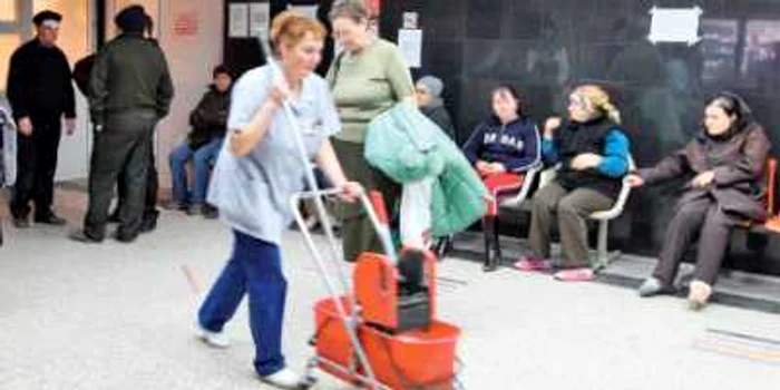 Cei care fac curăţenie în spitale îşi merită banii