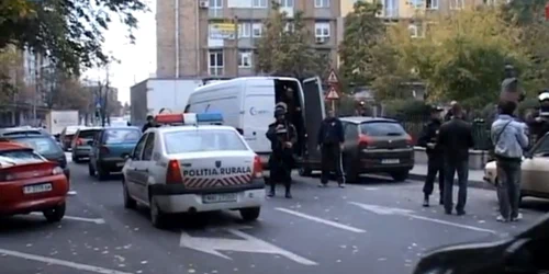 Steagul a fost păzit de jandarmi (foto: stiriploiesti.ro)