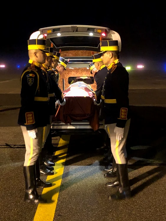 Sicriul Reginei Elena pleacă spre România