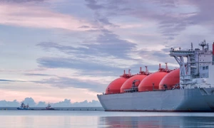 vapor nava transport gaz natural depozit gnl foto shutterstock