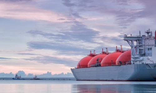 vapor nava transport gaz natural depozit gnl foto shutterstock