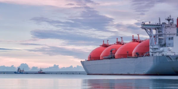 vapor nava transport gaz natural depozit gnl foto shutterstock