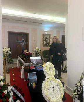 Actrița Raluca Guslicov a mers, sâmbătă dimineață, din nou, la Teatrul Constantin Tănase, la priveghiul regretatului Horia Moculescu foto: arhiva personală