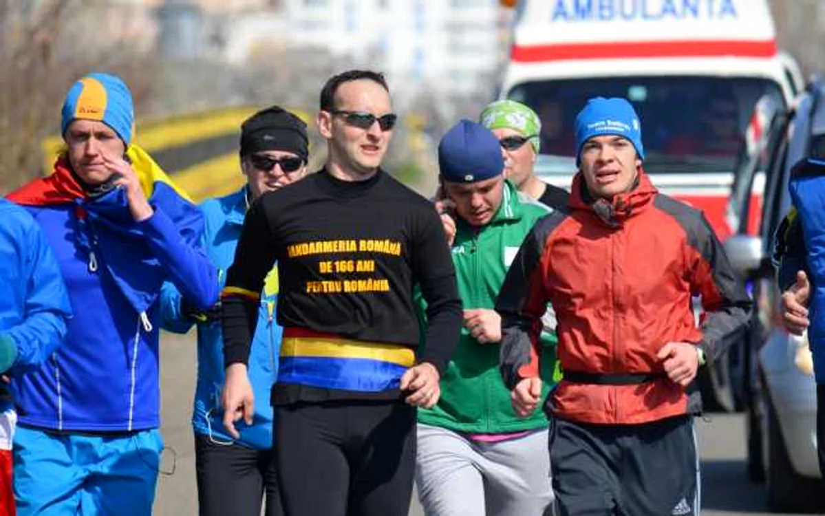 Jandarmul Cristian Onofrei alături de câţiva alergători Foto: arhivă Adevărul