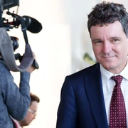 Nicușor Dan cu un carnețel în mână FOTO Presidency.ro