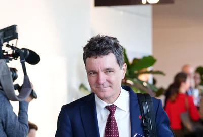 Nicușor Dan cu un carnețel în mână FOTO Presidency.ro