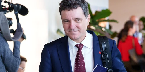 Nicușor Dan cu un carnețel în mână FOTO Presidency.ro