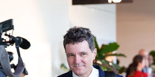 Nicușor Dan cu un carnețel în mână FOTO Presidency.ro