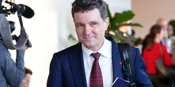 Nicușor Dan cu un carnețel în mână FOTO Presidency.ro