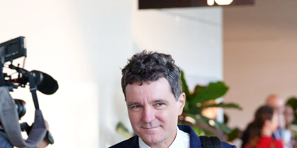 Nicușor Dan cu un carnețel în mână FOTO Presidency.ro