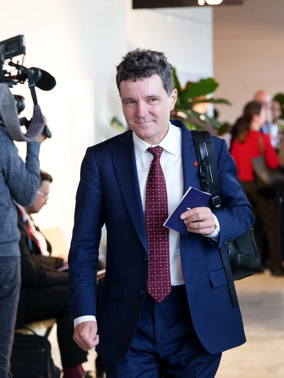 Nicușor Dan cu un carnețel în mână FOTO Presidency.ro